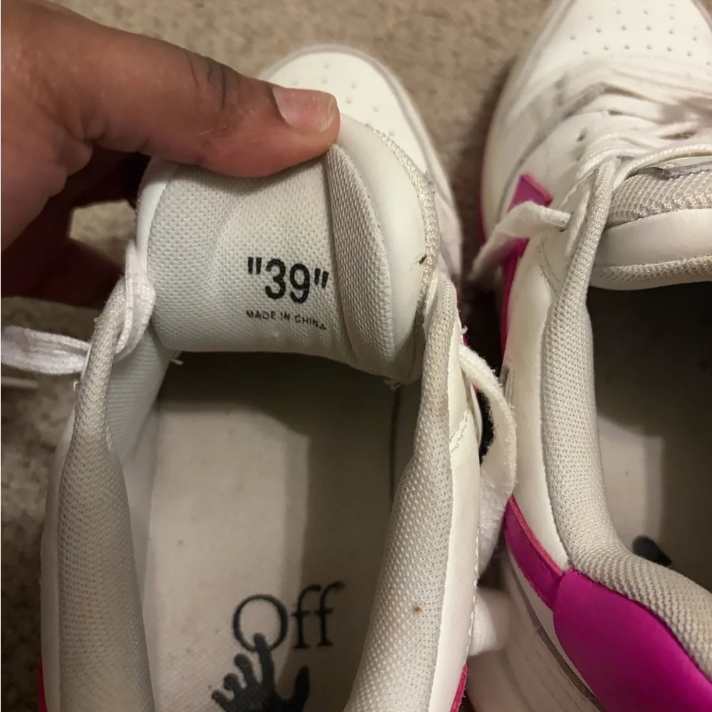 Off-White Men’s White and Pink Arrow Low-Top Sneakers